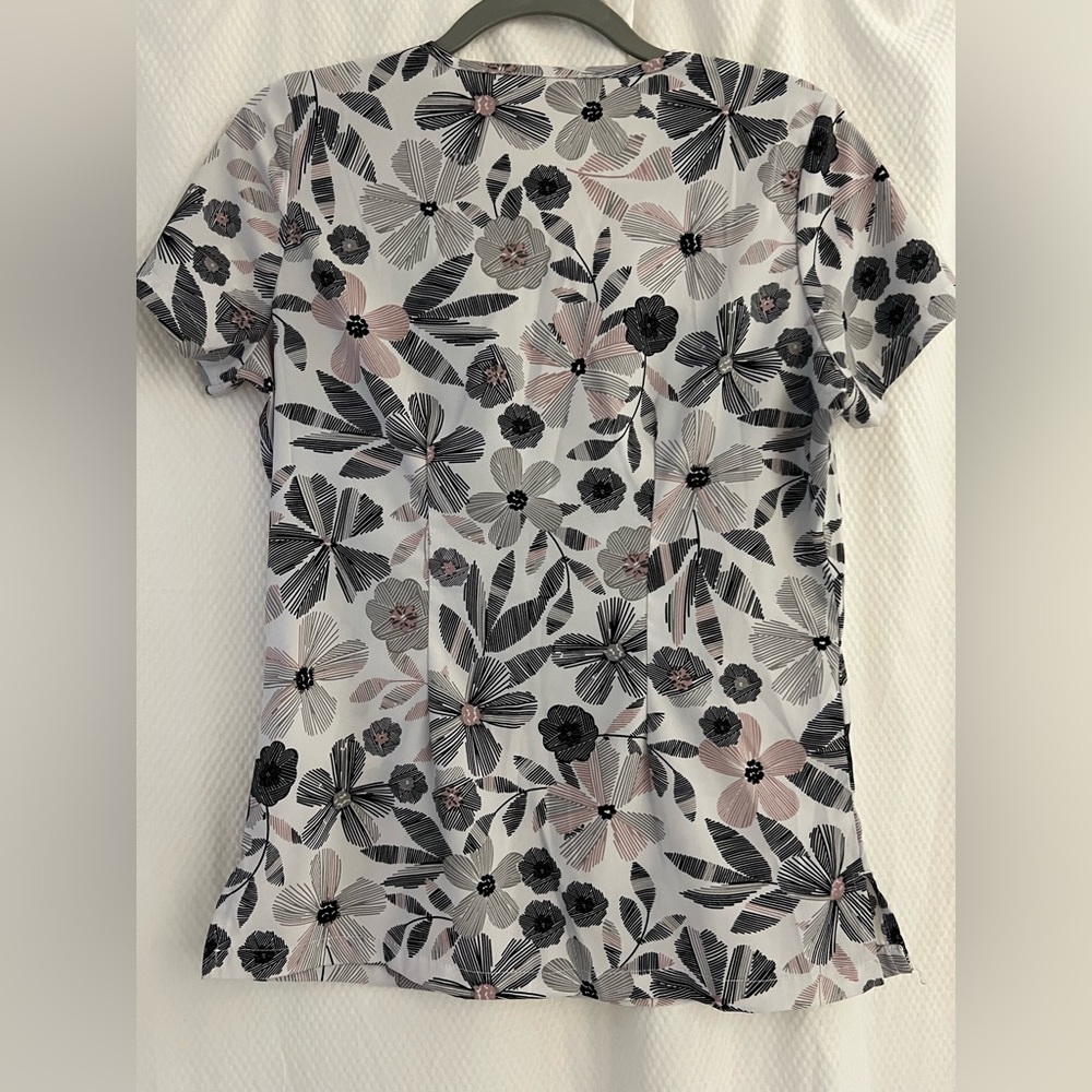 Xsmall Flower scrub top- pink, black, white, gray flowers